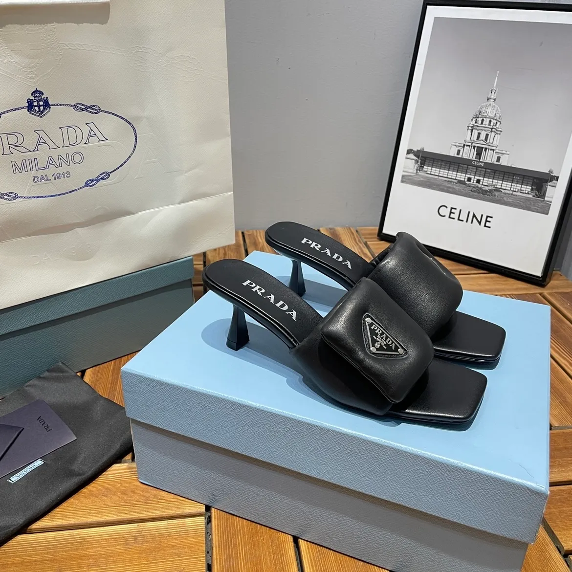 👟👟Ex-factory price 380👟👟 Prada/Prada 2023ss makes its debut🌟High-heeled square-toed slippers, triangular classic LOGO. 💥presents a classic silhouette. No matter what situation you face, the home court belongs only to you! 💪🏻 Fabric: Open edge beads, sheepskin lining, original Italian leather outsole Heel height: 6.5cm Code number: 35-39 (40 custom made, non-refundable)